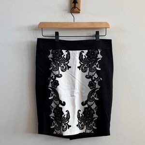 ⚫⚪ Smart Set Black & White Lace Pencil Skirt
Size 4